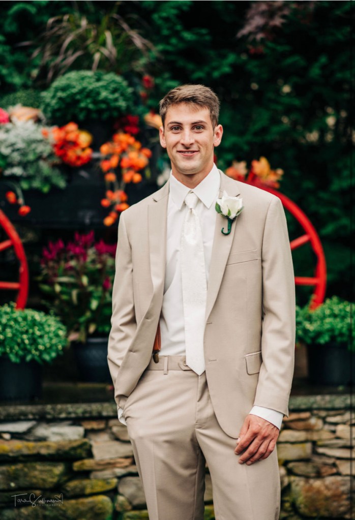 view image of the groom in a new tab